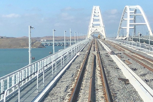 Запуск грузовых поездов на Крымском мосту отложили из-за древнего города