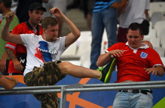Фанаты сборной Англии во время матча с Россией оскорбляли Путина и Шарапову
