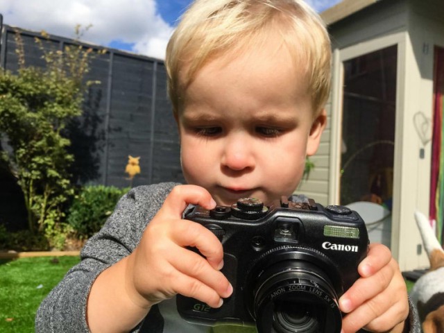 Фотограф вручил 19-месячному сыну свой старый фотоаппарат и вот что из этого вышло