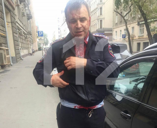 В Москве совершено нападение на сотрудника полиции. Неизвестный нанёс семь ножевых ранений и скрылся. Сейчас его ищут
