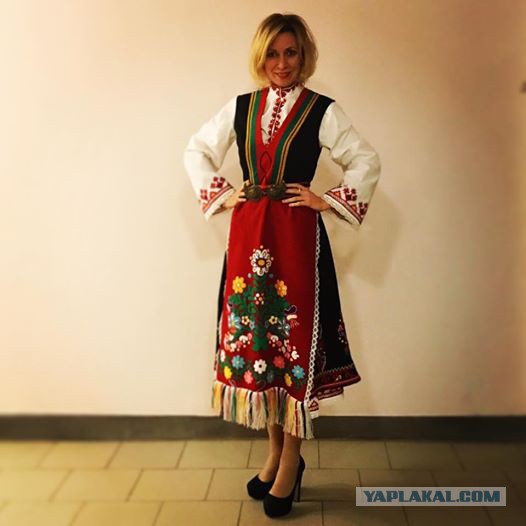 Захарова выложила в соцсети свое фото в традиционном болгарском костюме