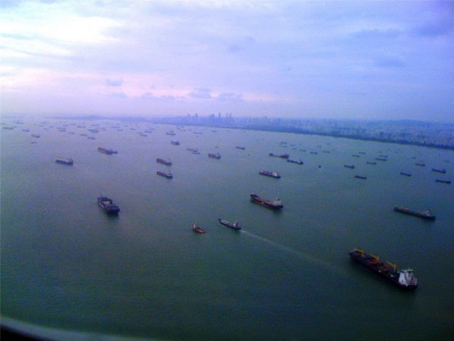Призрачный флот у берегов Сингапура (8 фото)
