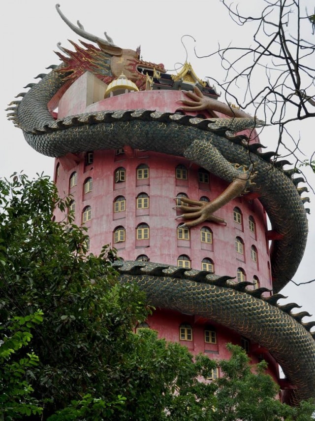 Дракон на доме - это "фотошоп"? Необычный тайский храм Ват Сампхан