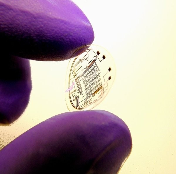 Созданы контактные линзы с микросхемами внутри