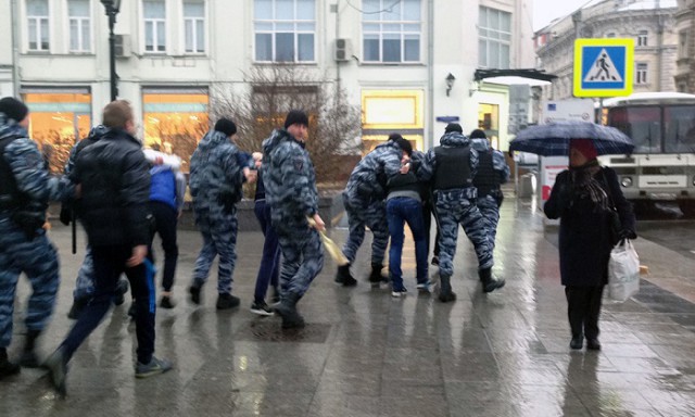 Активисты «СтопХам» придрались к автобусу ОМОН в центре Москвы и были жестко задержаны