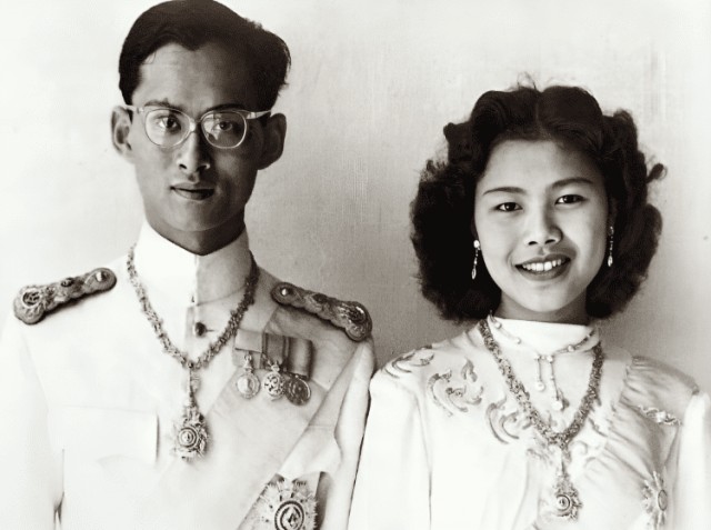 Что сделал король Таиланда, когда застукал свою жену на ложе с телохранителем?