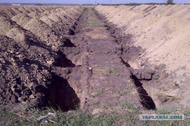 Украинских солдат хоронят траншейным способом