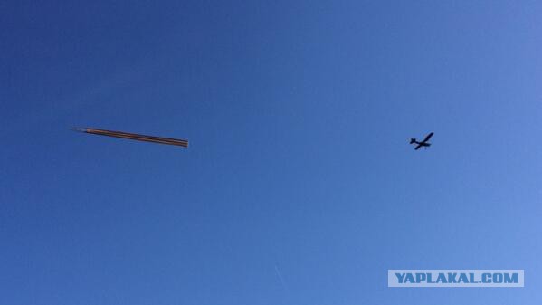 Над Нью-Йорком пролетел самолет с 30-метровой георгиевской лентой