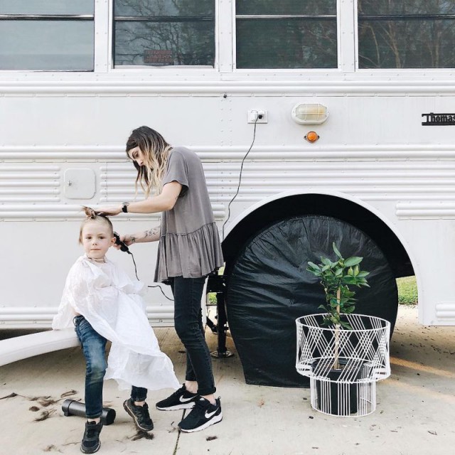 Родители превратили школьный автобус в дом на колесах, чтобы путешествовать всей семьей с детьми