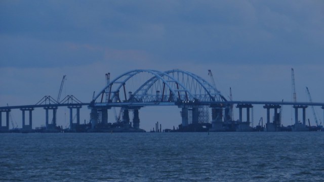 Эстакады Крымского моста соединили с аркой. Внешне уже готовый мост
