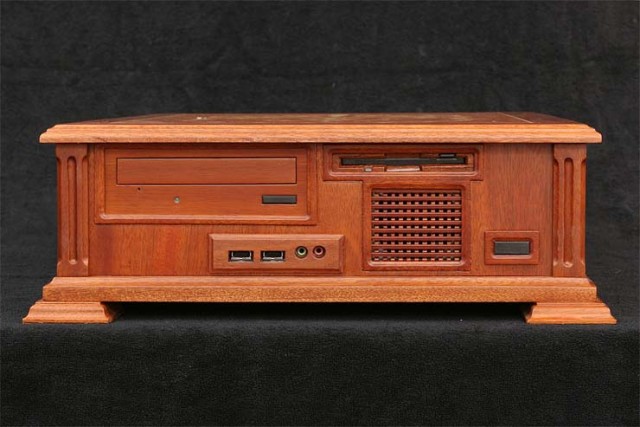 Компьютер из красного дерева (17 фото)