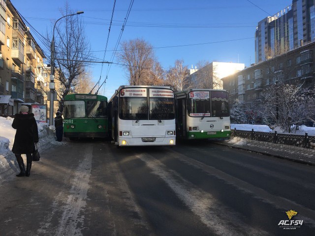 «Змей Горыныч» полностью блокировал движение по улице в Новосибирске