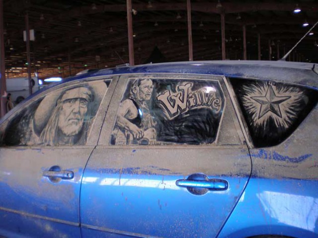 Граффити на грязной машине