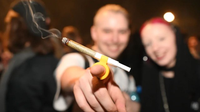 Полторы тысячи курильщиков марихуаны отпраздновали легализацию каннабиса у Бранденбургских ворот в Берлине