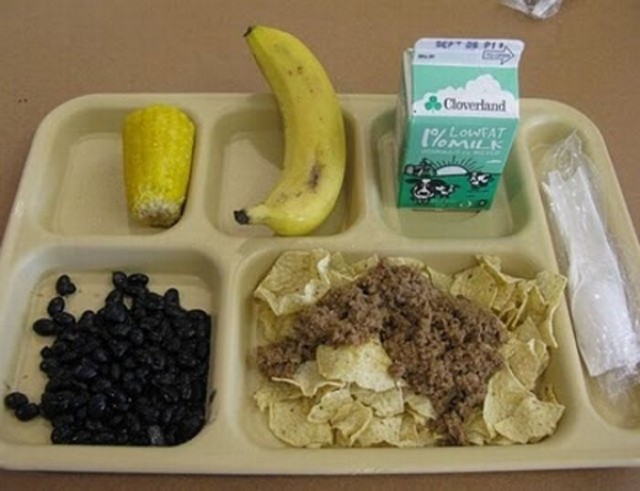 Чем кормят детей в школах разных стран?