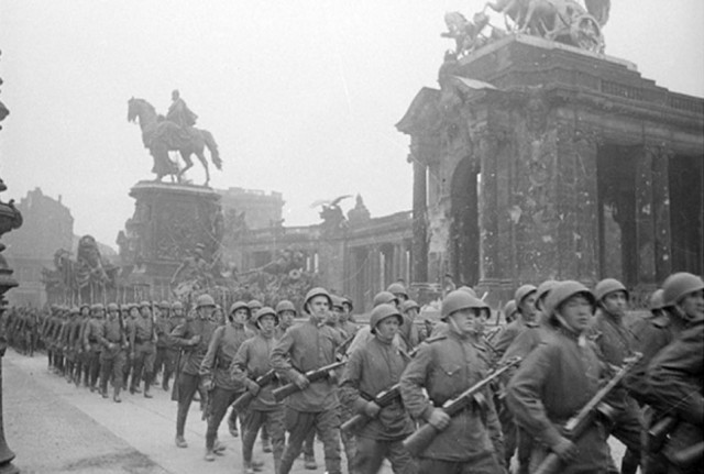 Шаги к победе. 2 мая 1945. Взят Берлин. Капитуляция