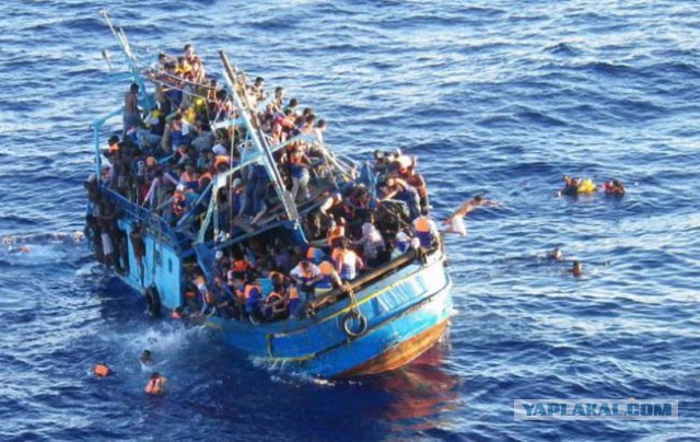 В Средиземном море затонула лодка с 400 мигрантами