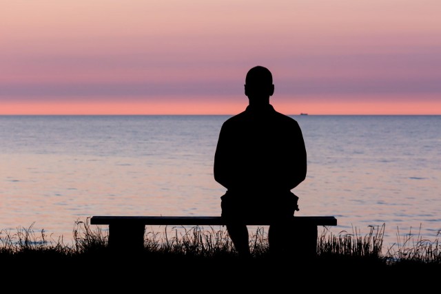 Одиночество меняет взгляд на мир и делает человека еще более одиноким