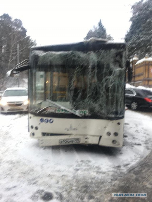Автобус на полном ходу врезался в резиденцию президента в Барвихе.