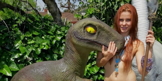 В Великобритании женщина занялась сексом с динозавром в детском парке