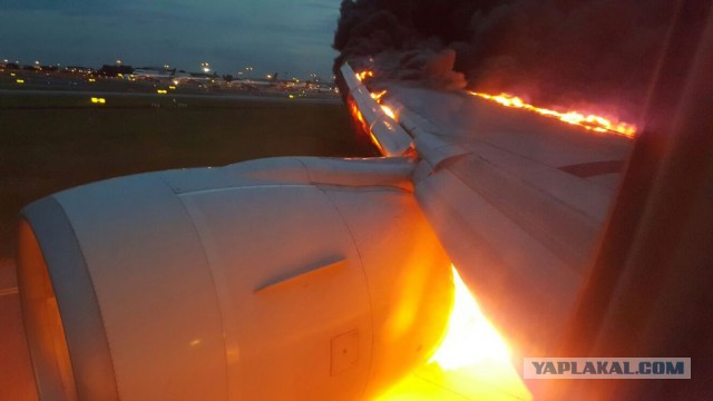 Boeing 777-300 Singapore Airlines загорелся на посадке.