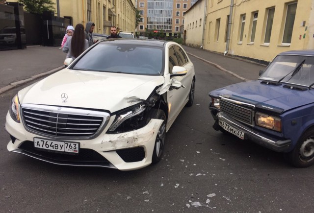 Очень дорогая помеха справа! ВАЗ 2107 протаранил AMG S63