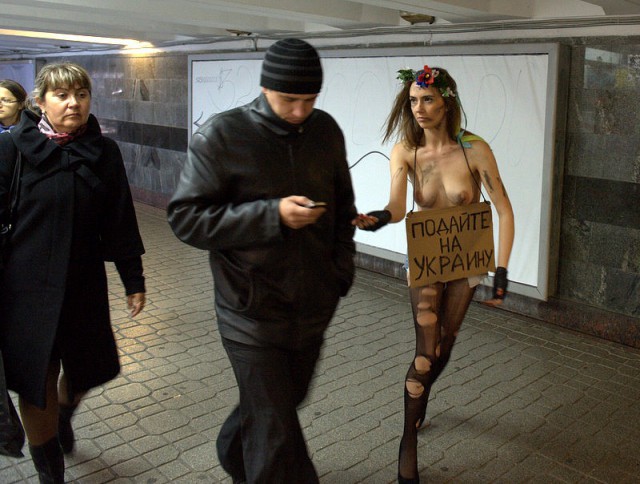 Попрошайка в подземном переходе.