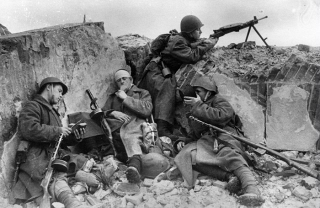 "Даже у мертвых были сжаты кулаки!", - что написал немецкий солдат о 15 советских защитниках школы