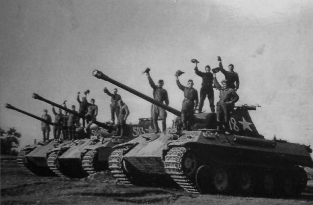 Архивные фотографии советских воинов на технике
