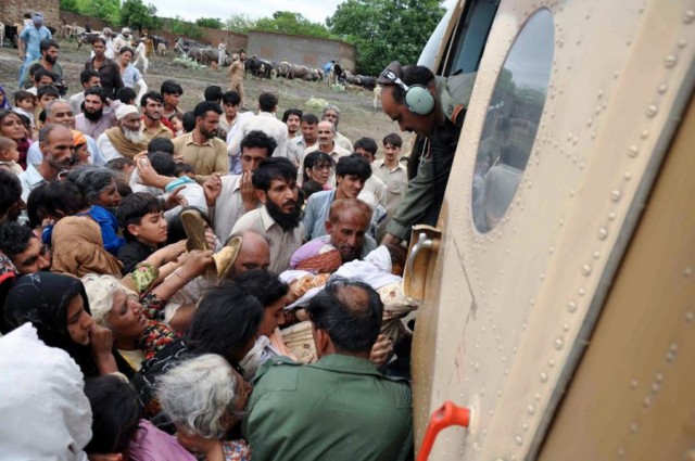 Кто горит, а кто-то тонет: наводнение в Пакистане