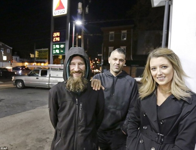 Бездомный одолжил девушке денег на бензин, а она в благодарность организовала для него кампанию помощи и собрала более 100 тысяч