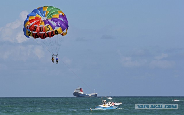Видео момента удара током катающихся на парашюте на пляже Черного моря