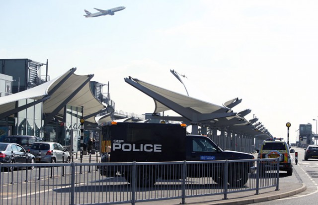 Британские полицейские начали досмотр российского авиалайнера в Лондоне