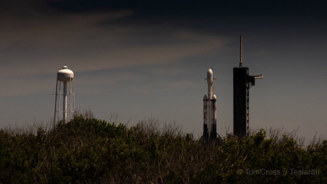 SpaceX успешно запустила Falcon Heavy. При посадке центральный блок потерпел аварию