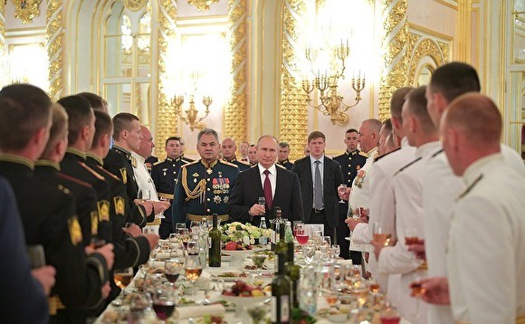 Путин пообещал новые госгарантии силовикам и их семьям
