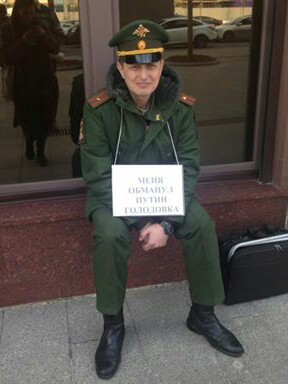 На фоне Крым наш и сирийских викторий российский офицер обьявил голодовку и 22 сутки выходит на одиночный пикет у администрации президента
