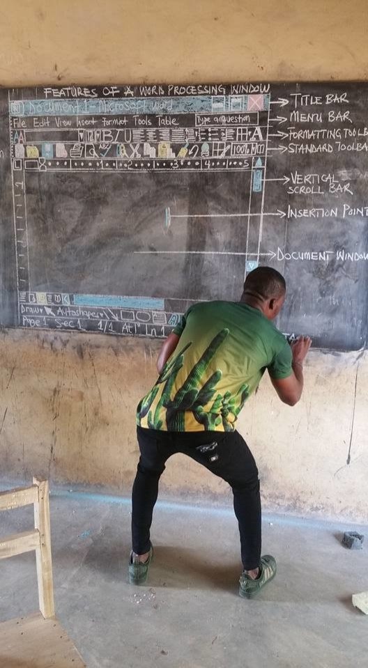 Microsoft подарит компьютер африканскому учителю, которому пришлось рисовать на доске окно Word