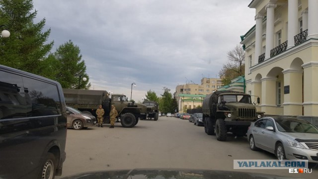 У сквера дежурят военные: в Екатеринбурге четвертый день идут акции против скандальной стройки храма