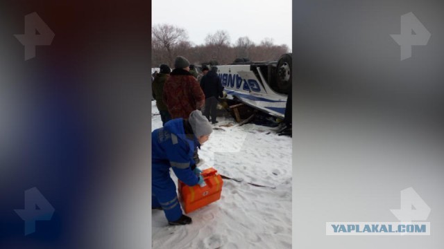 Автобус с пассажирами упал с моста в Забайкалье