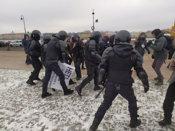 На Сенатской площади в Петербурге проходят задержания активистов, вышедших на пикеты против поправок в Конституцию