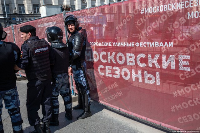 Фоторепортаж: Столкновения с ОМОНом и задержания в центре Москвы