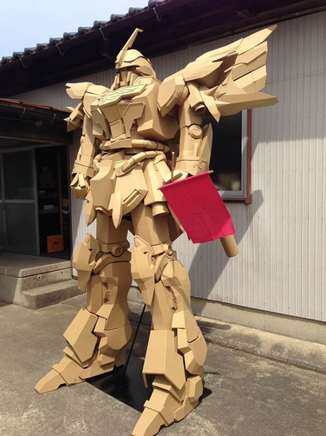 Японец собрал из картона "Тысячелетнего сокола", «бэтмобиль» и мотоцикл