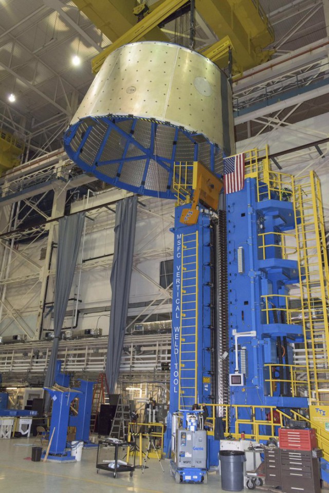 Сборка 40-метрового топливного бака для самой мощной ракеты в истории