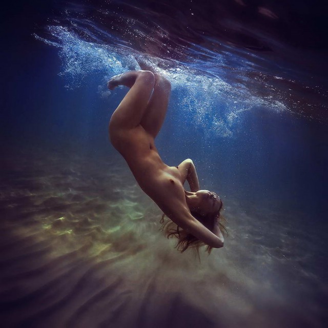 Голая девушка под водой 