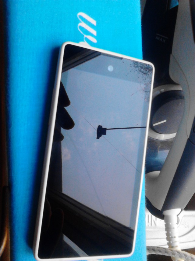 Йотафон с разбитым экраном