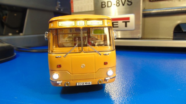 Радиоуправляемая модель автобуса ЛиАЗ-677М на магнитной подвеске из неодимовых магнитов