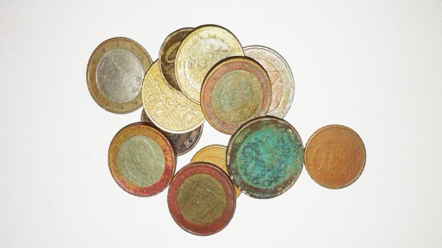Простой способ чистки копанных монет.
