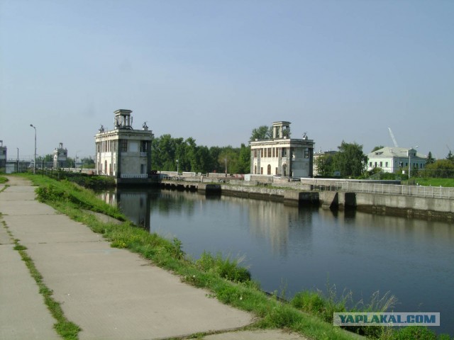 На дне. Когда в канале нет воды (Тушино - между 7 и 8 шлюзами)