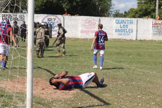 Полиции Парагвая пришлось открыть огонь по футболистам, чтобы защитить судью от линчевания