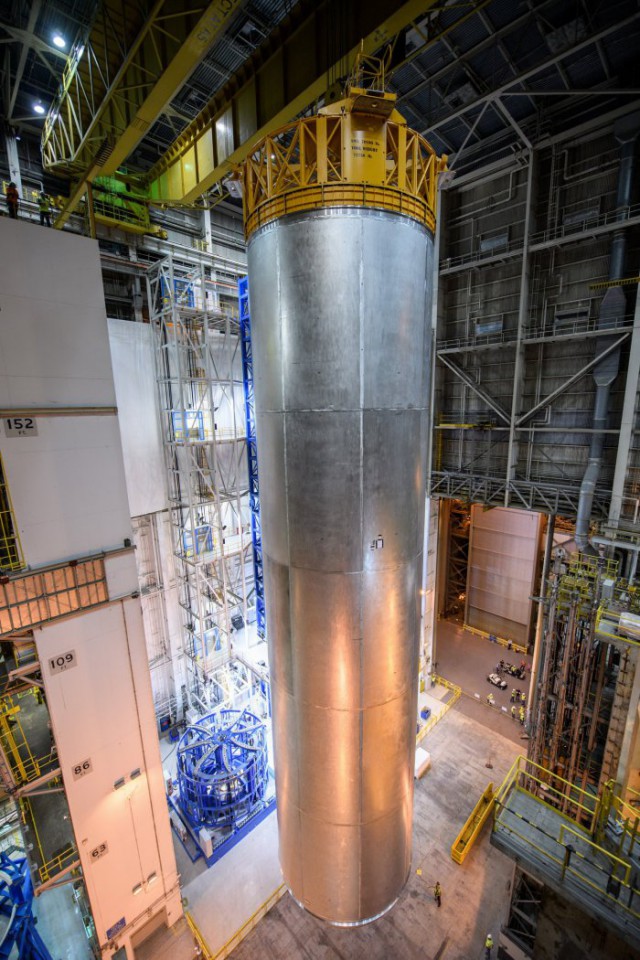 Сборка 40-метрового топливного бака для самой мощной ракеты в истории